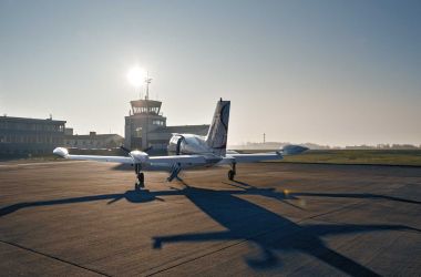 Flugzeug vor dem Tower in Kiel
