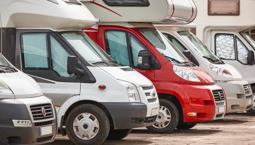 Wohnmobile parken in Reihe