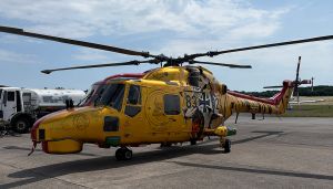 Seitenansicht des gelben Helikopters