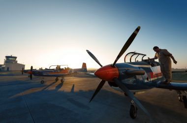 Flugzeuge im Morgenlicht mit Kieler Tower