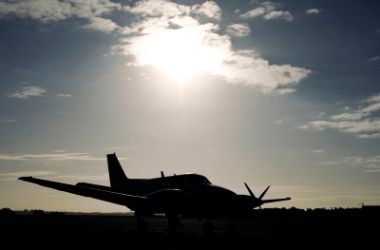 SilSilhouette eines Flugzeugs am Kieler Flughafen
