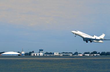 Startendes Flugzeug am Flughafen Kiel