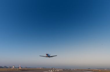 Startendes Flugzeug in Kiel