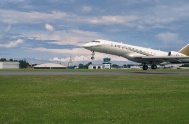 Startendes Flugzeug am Flughafen Kiel