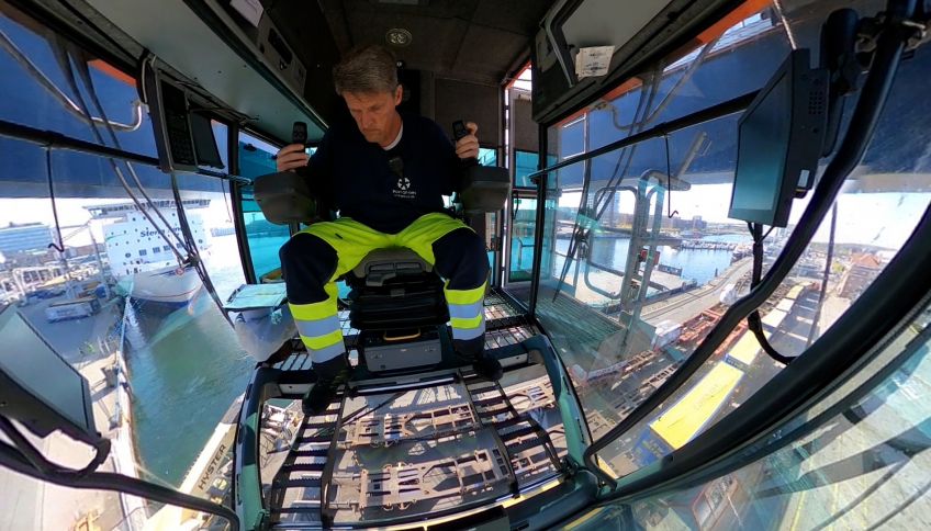 Mitarbeiter*in des PORT OF KIEL in der Fahrerkabine eines Kranes