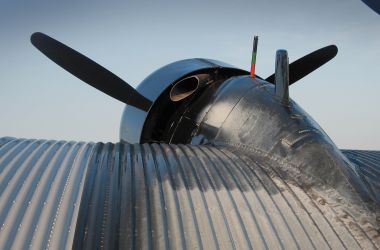 Nahaufnahme Tragfläche und Propeller