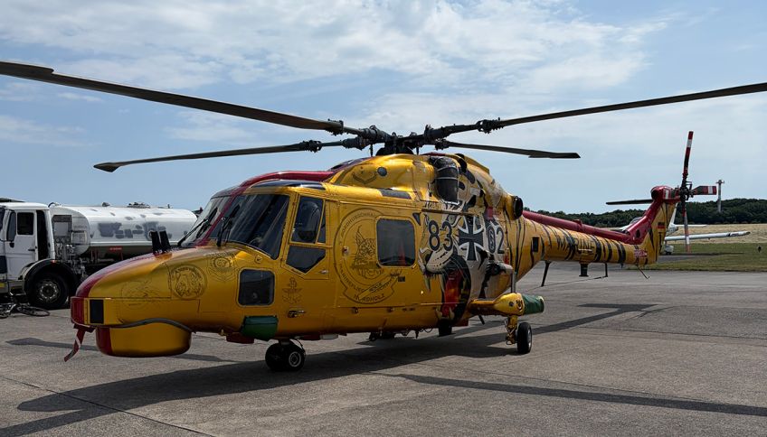 Seitenansicht des gelben Helikopters