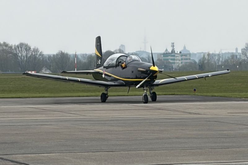 Schwarz-gelbe PC7in Parkposition