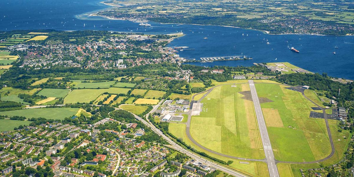 Luftbild Flughafen Kiel mit Kieler Förde und Ostsee