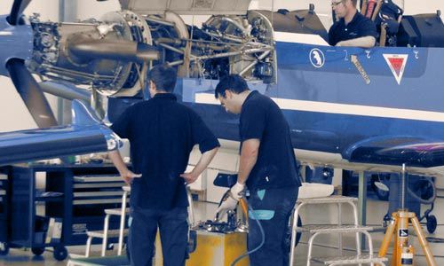 Flugzeugmechaniker bei der Arbeit