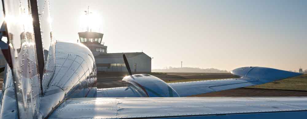 Tragfläche eines Flugzeugs, Kieler Tower im Hintergrund
