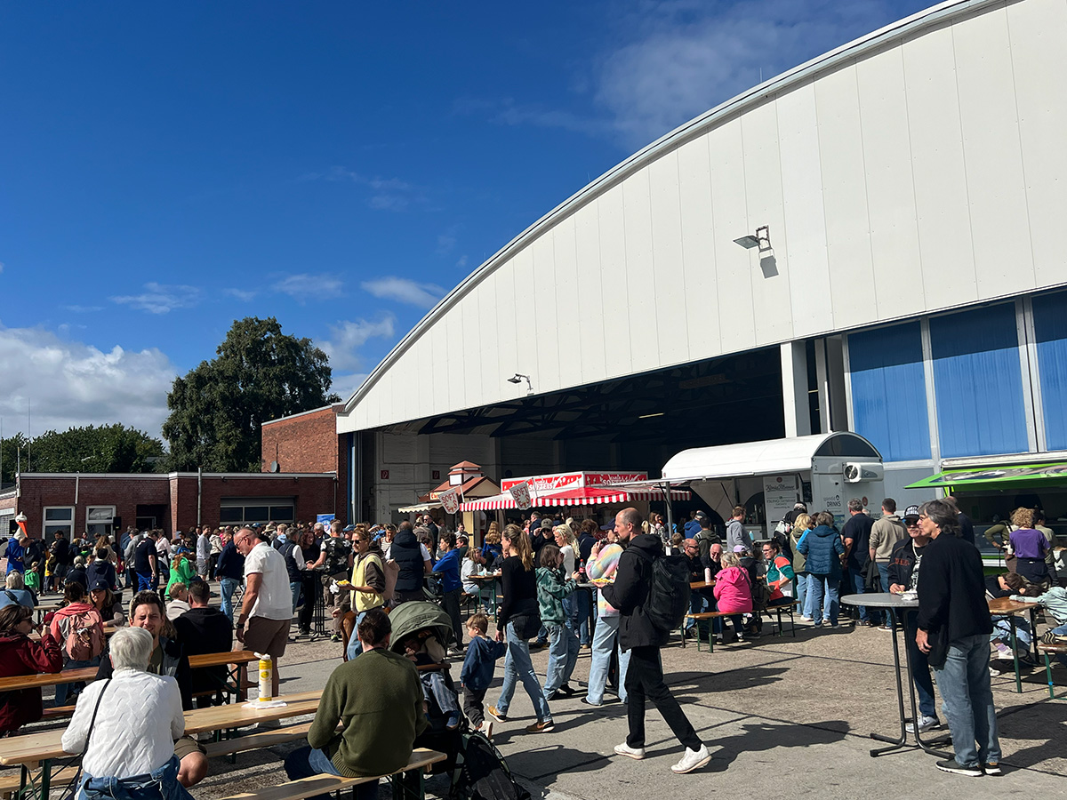 Viele Menschen vor dem Hangar