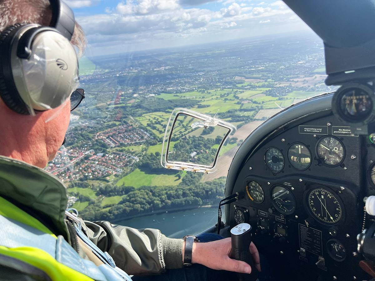 Pilot im Cockpit