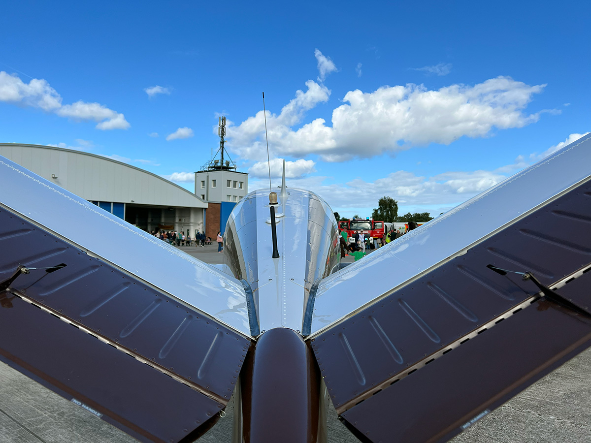 Historisches Flugzeug von hinten
