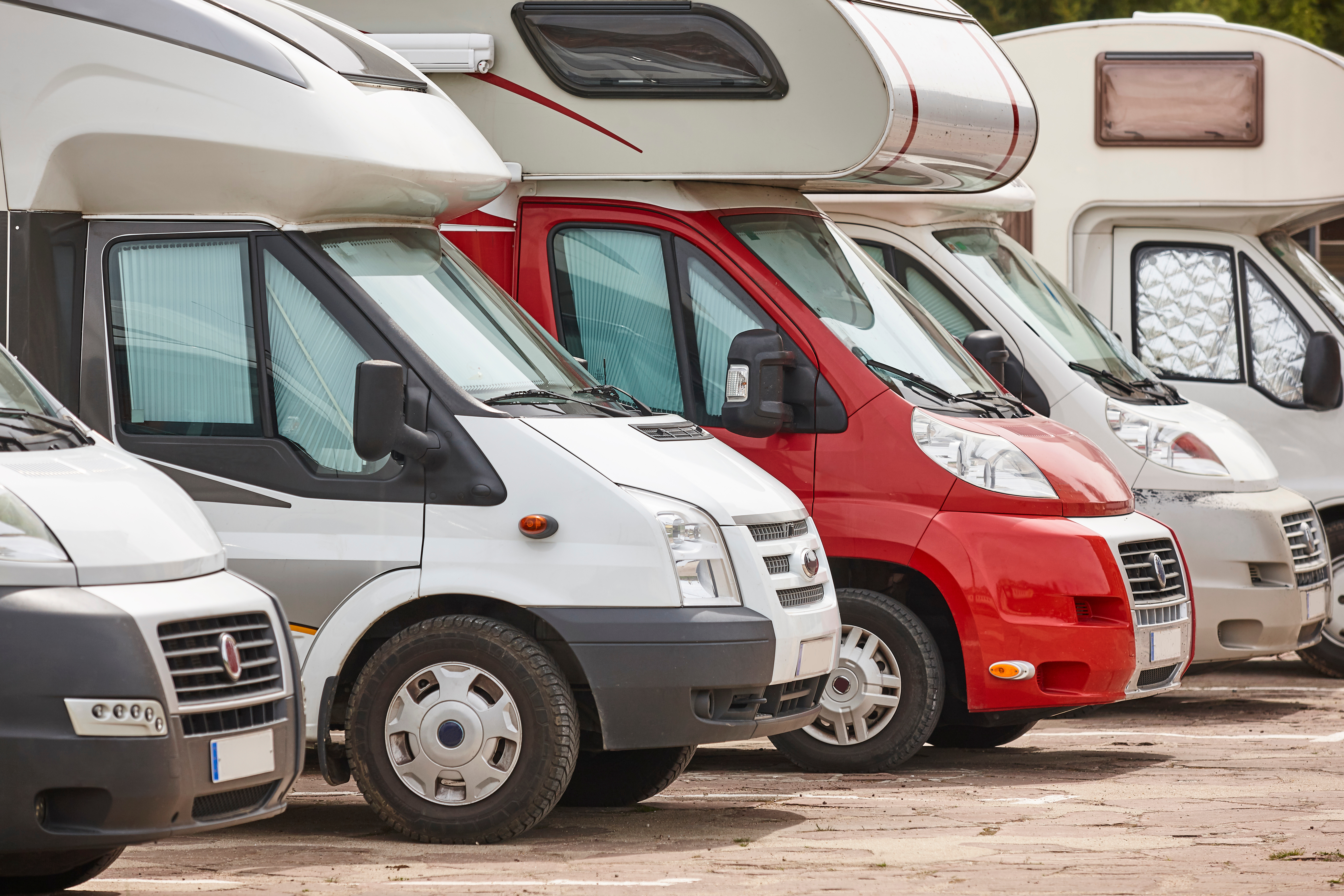Wohnmobile parken in Reihe