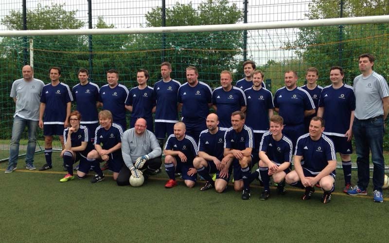 Teamfoto Fußballmannschaft Mitarbeitende