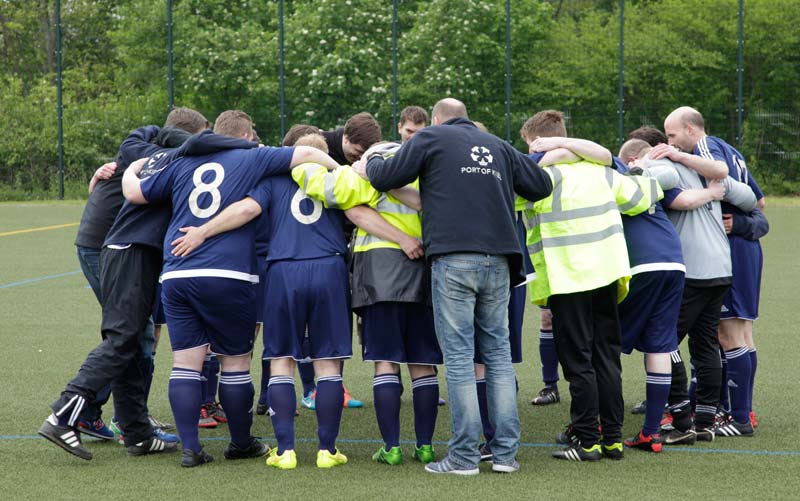 Teamfoto Fußballmannschaft Mannschaftsbesprechung im Kreis