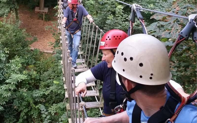 Foto Klettergarten Mitarbeitende auf Hängebrücke