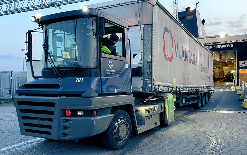 Tugmaster drives cargo onto ship