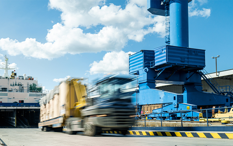 Tugmaster pulls heavy cargo from the ship