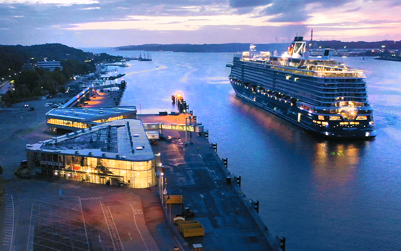 Kreuzfahrtschiff am Ostseekai am frühen Morgen