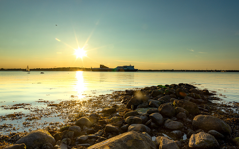 Blick auf die Kieler Förde bei Sonnenuntergang