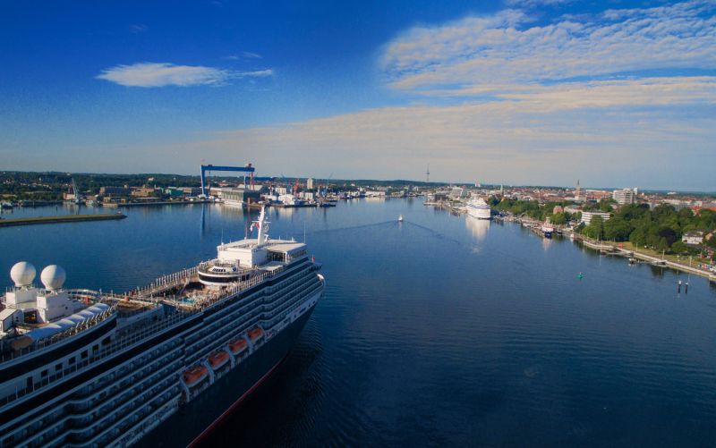 Kreuzfahrtschiff bei der Einfahrt in den Kieler Hafen