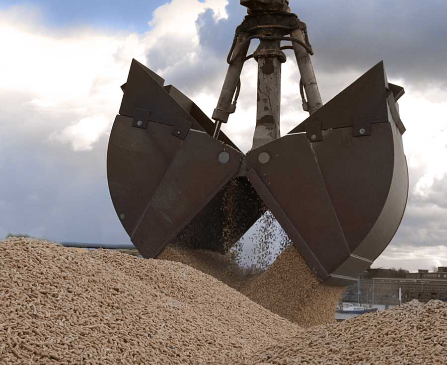 Handling bulk cargo with shovel.