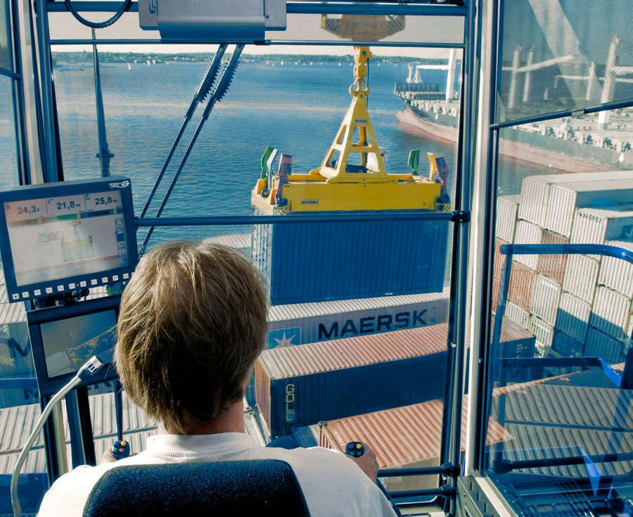 Container Umschlag mit Kran aus Sicht des Kranführers.